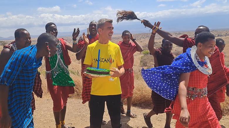 Masai ratnici u tradicionalnoj odeći, običaji  u Masai Lodge-u